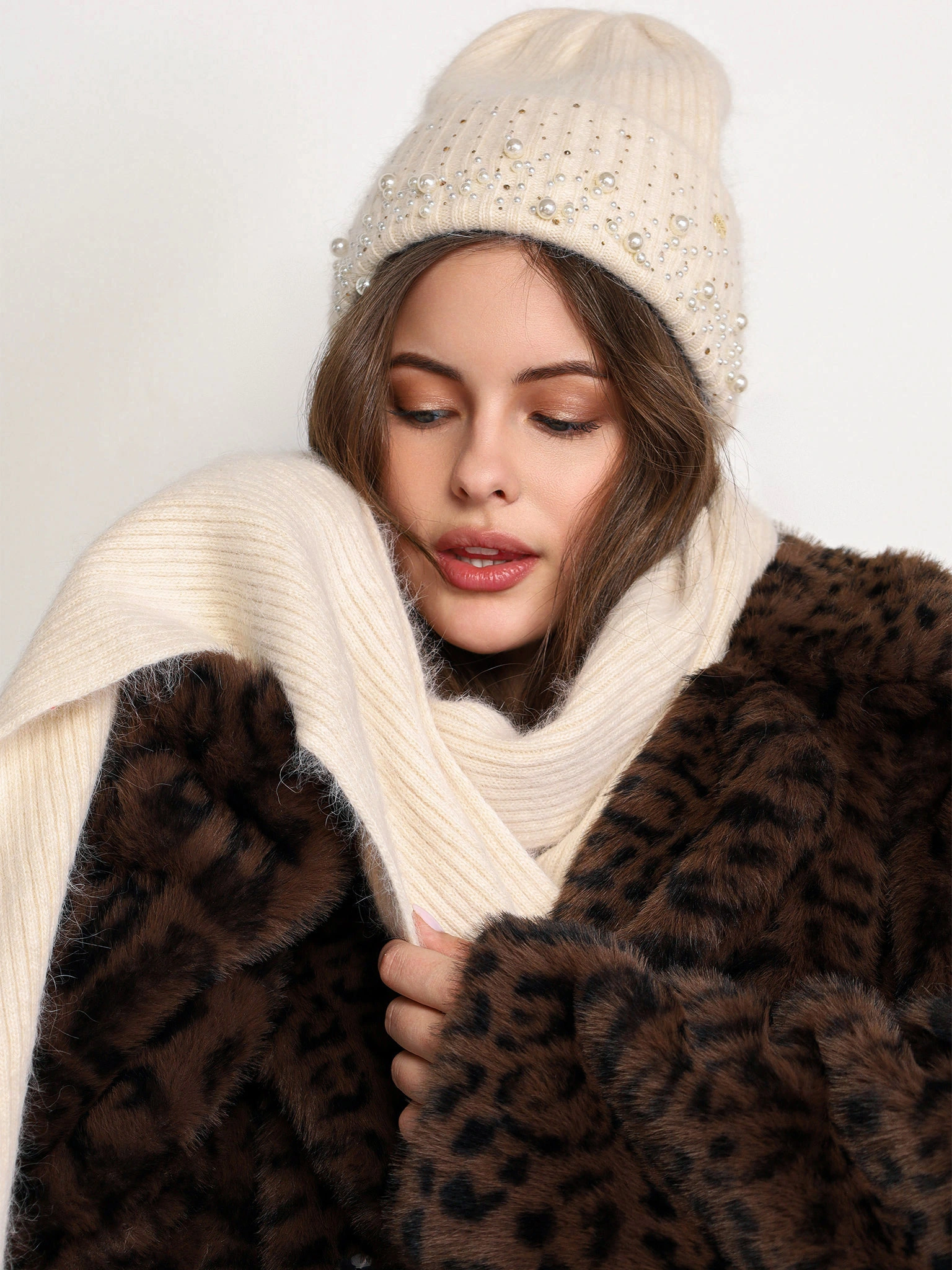 Шарф с декоративной нашивкой в ассортименте